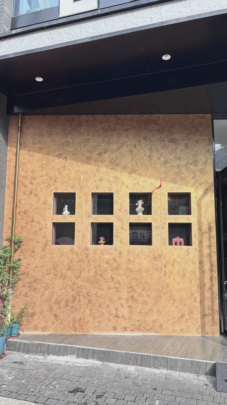 门头2 · 鎏金板 · 鎏金板 酒店 门头2：鎏金板 金属饰面在灯光下有明确的指向性，门头尤其出效果，现场实拍