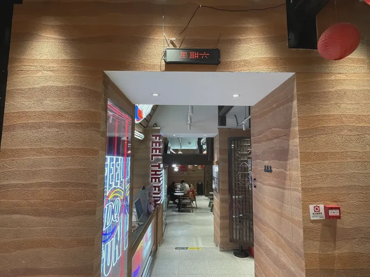 背景墙 · 夯土柔性石材 · 甜品店 背景墙 夯土板5：夯土 分层肌理来自表面高低落差，灯光斜打出现明暗过渡，现场实拍