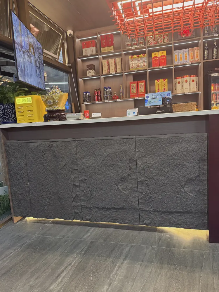收银台3 · PU石皮 · pu石 餐饮店 收银台3：PU石皮 立体石块翻模成型，边缘圆润、自重轻，砌体墙也能直接贴，现场实拍