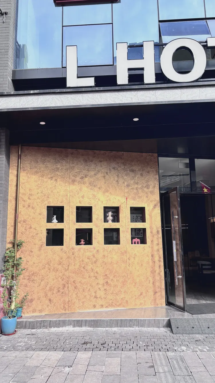 门头 · 鎏金板 · 鎏金板 酒店 门头：鎏金板 金属饰面在灯光下有明确的指向性，门头尤其出效果，现场实拍