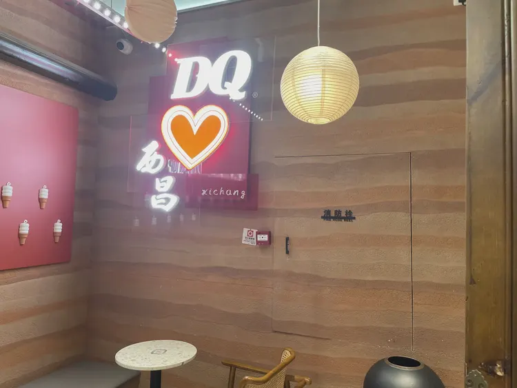 背景墙 · 夯土柔性石材 · 甜品店 背景墙 夯土板：夯土 分层肌理来自表面高低落差，灯光斜打出现明暗过渡，现场实拍
