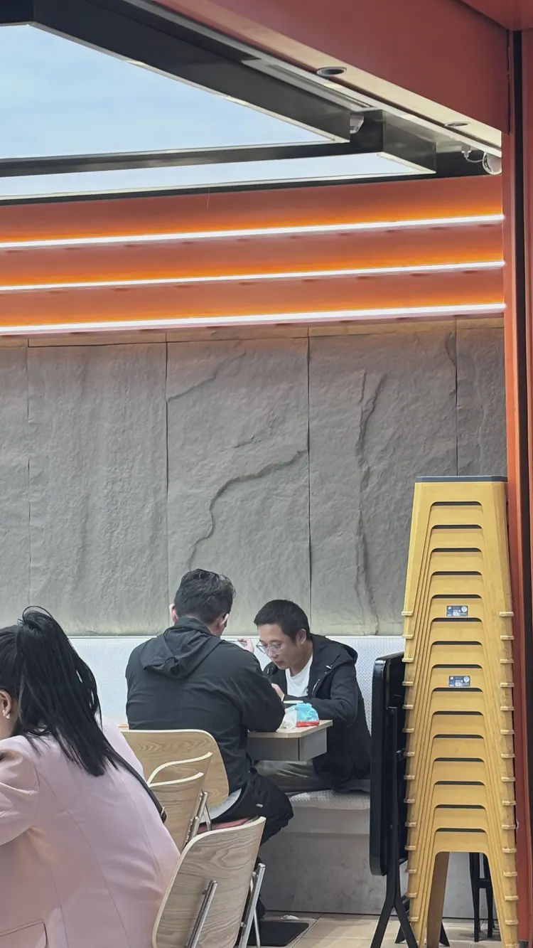 背景墙2 · PU石皮 · pu石 餐饮店 背景墙2：PU石皮 立体石块翻模成型，边缘圆润、自重轻，砌体墙也能直接贴，现场实拍