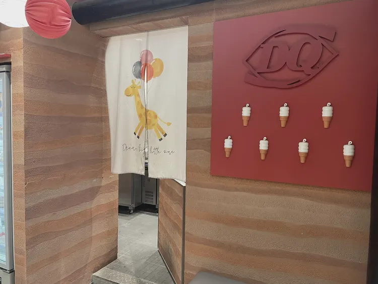 背景墙 · 夯土柔性石材 · 甜品店 背景墙 夯土板2：夯土 分层肌理来自表面高低落差，灯光斜打出现明暗过渡，现场实拍