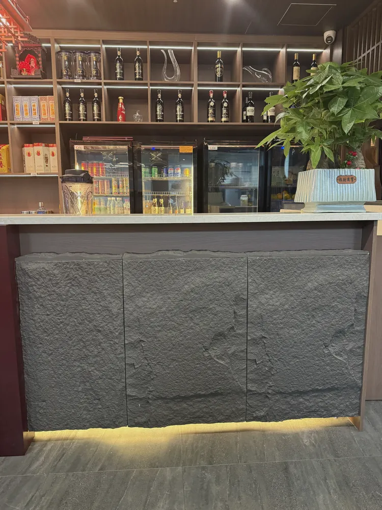 收银台2 · PU石皮 · pu石 餐饮店 收银台2：PU石皮 立体石块翻模成型，边缘圆润、自重轻，砌体墙也能直接贴，现场实拍