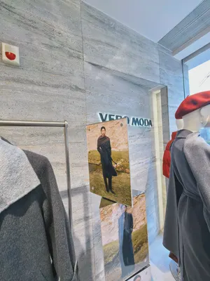 女装店门头背景墙 · 打印洞石实拍案例