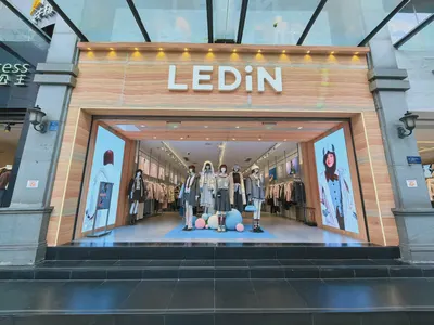 女装店门头 · 打印夯土实拍案例