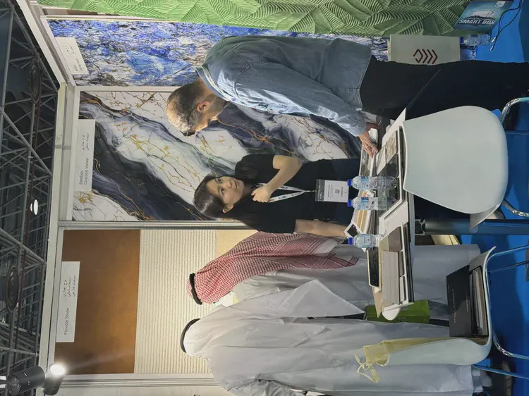 材料样板展示：多款仿石肌理板材排列陈列，呈现洞石与板岩纹理