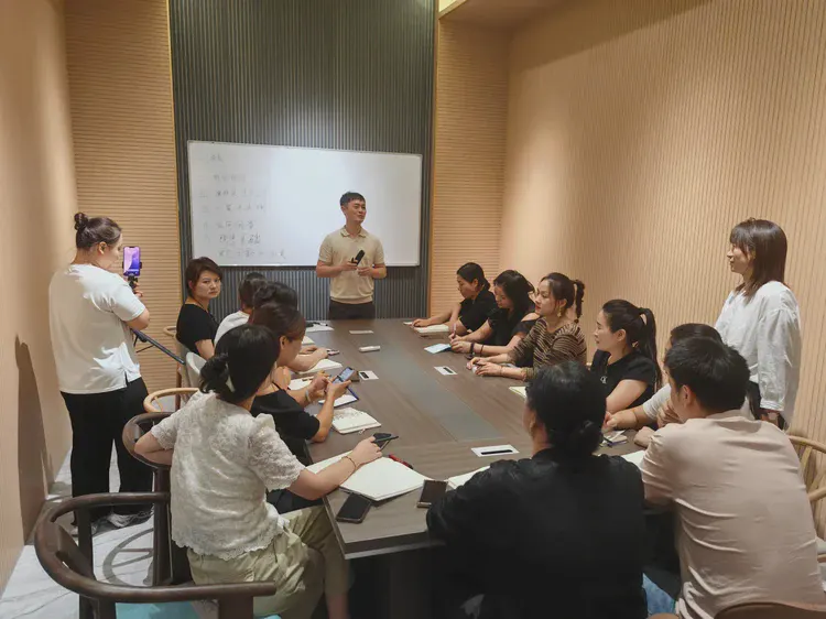 客户团队培训：学员就座听讲，前方为讲师与投影