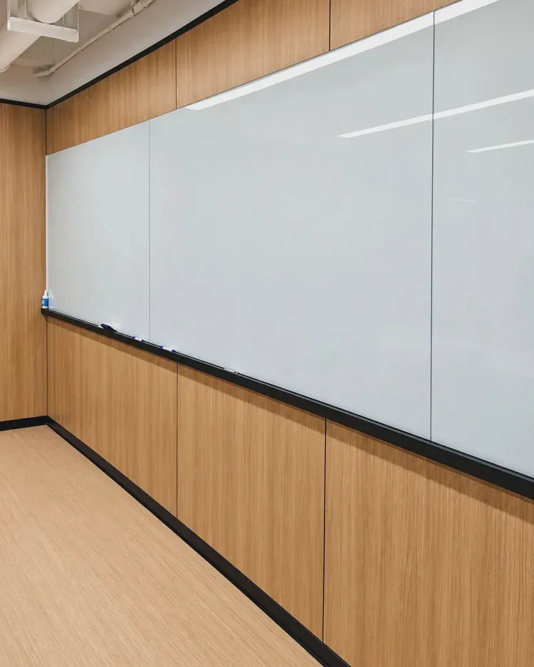 艾谷思成都展厅：会议室白板及木纹墙面近景。