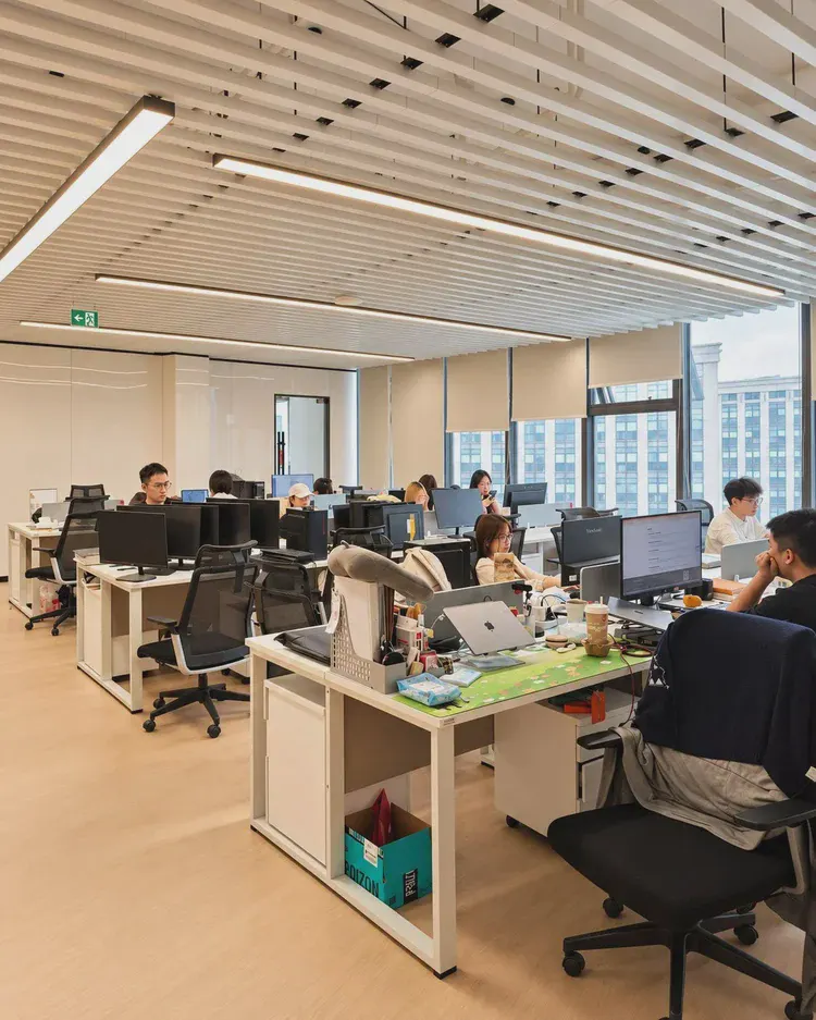 艾谷思成都展厅：开放办公区工位近景。