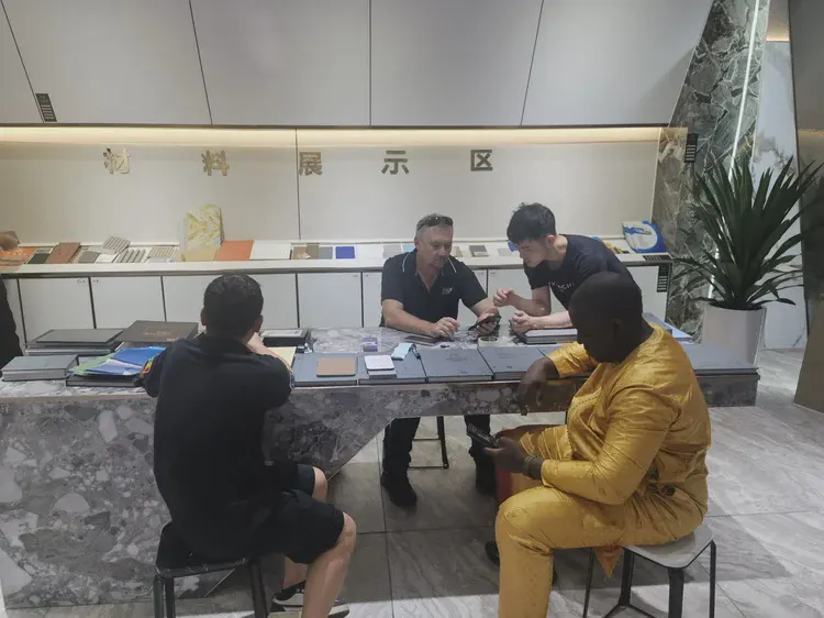 洽谈室：三人在会议桌前交流，室内配有展示屏