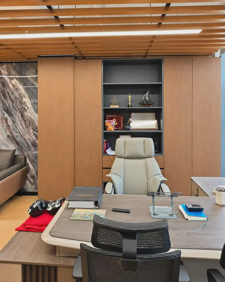 艾谷思成都展厅：办公桌与木纹背景柜全景。