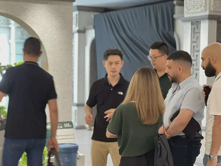 展位交谈：两位人员在展位前站立交流