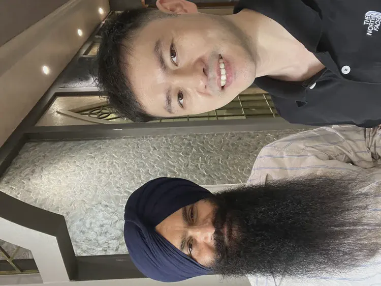 合影留念：工作人员与访客在展位前自拍留念
