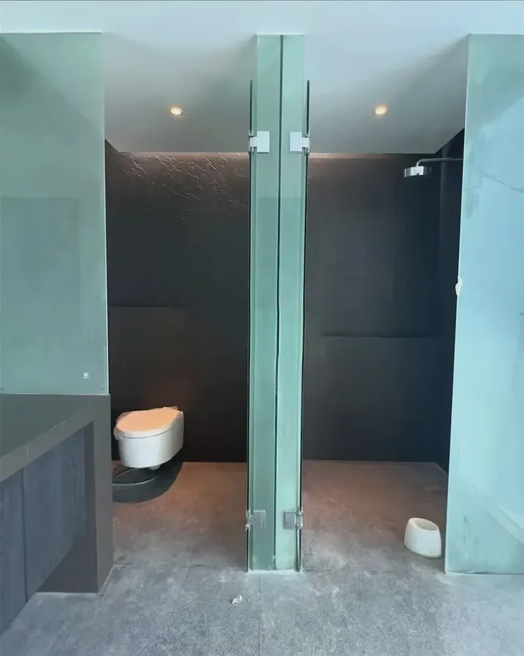 印尼The Quarters娱乐空间 · 淋浴隔间板岩墙面实拍
