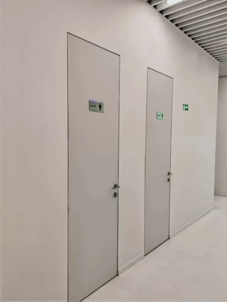 俄罗斯儿童馆更衣区隐形门与格栅天花实拍