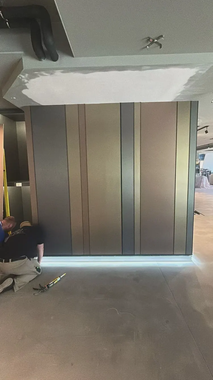 罗马尼亚餐厅PADELLA金属木饰面竖向拼色墙施工过程实拍
