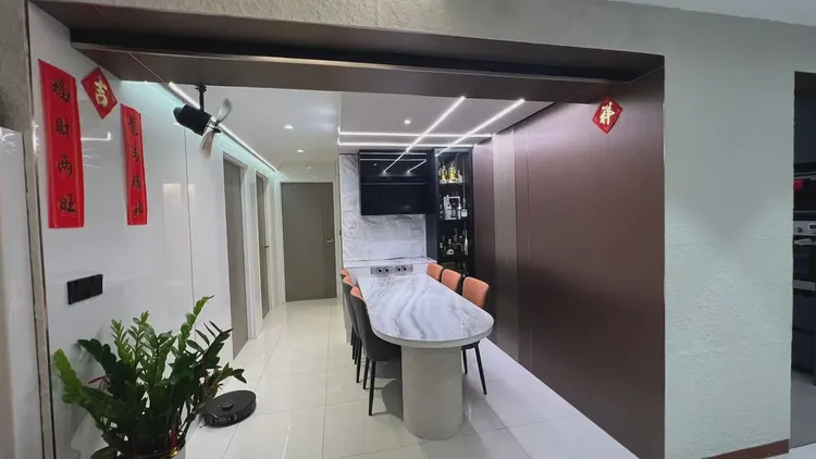 新加坡别墅餐厅镜白板侧墙与大理石电视背墙实拍